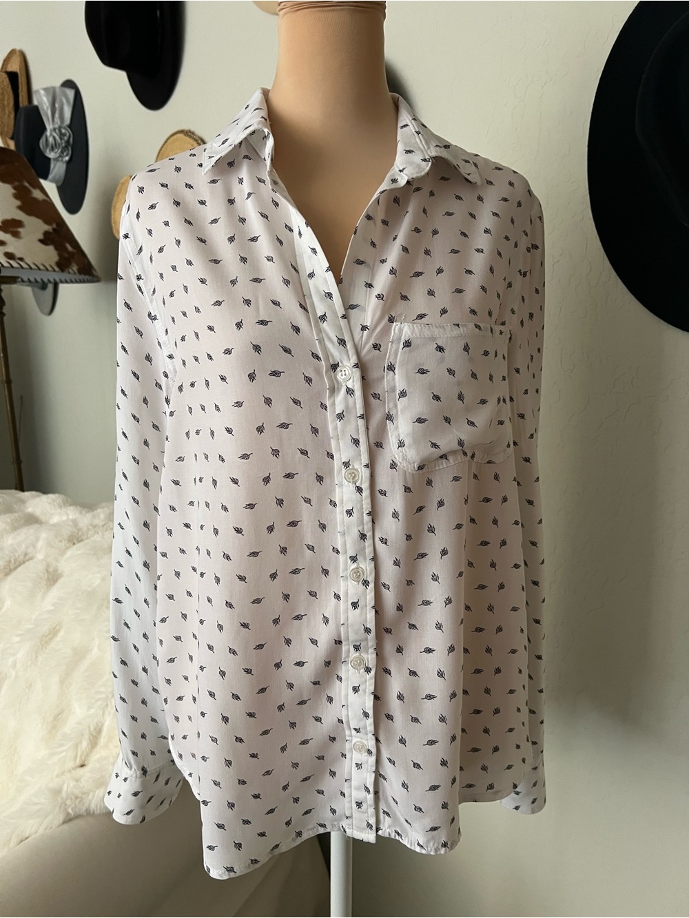 Velvet Heart Women's White With Micro-Leaf Black Print Button Down Shirt Rayon S